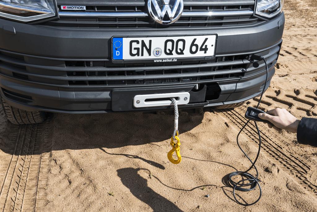 Seilwindenanbausatz VW T5 ab '10 & T6, inkl. WARN M8000, Kunststoffseil & Seilfenster