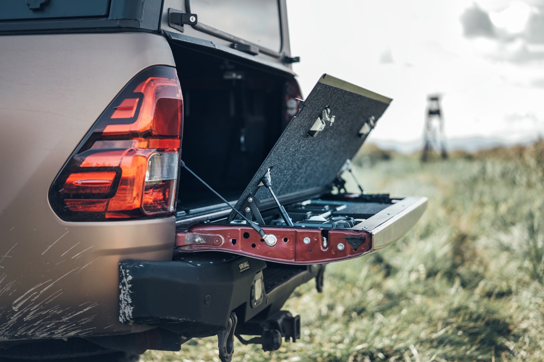 Huracan Fabrication Hilux Revo (2015-) Heckklappen-Umbau