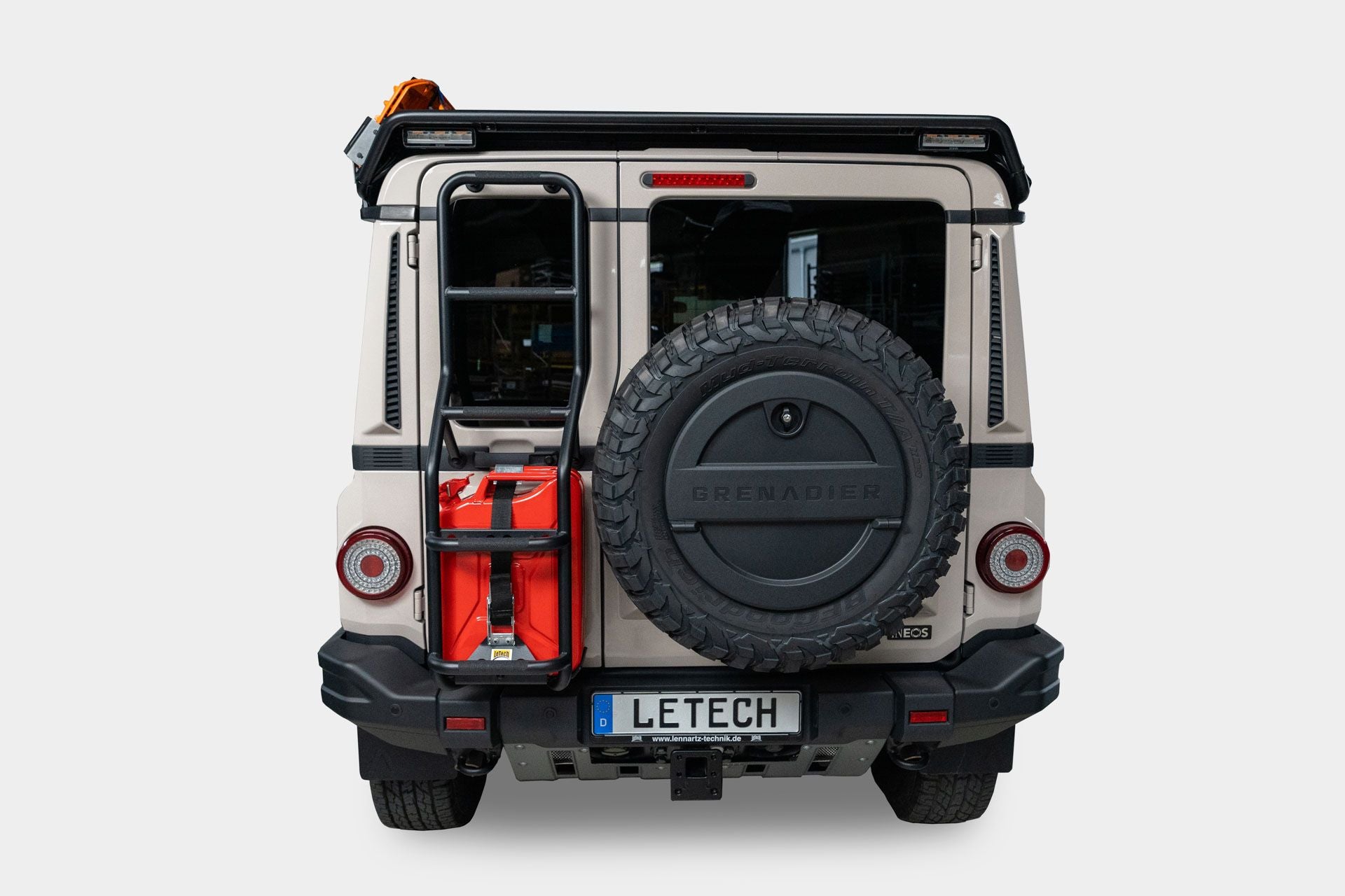 LeTech Grenadier Heckleiter mit Kanisterhalter für 20l Blechkanister