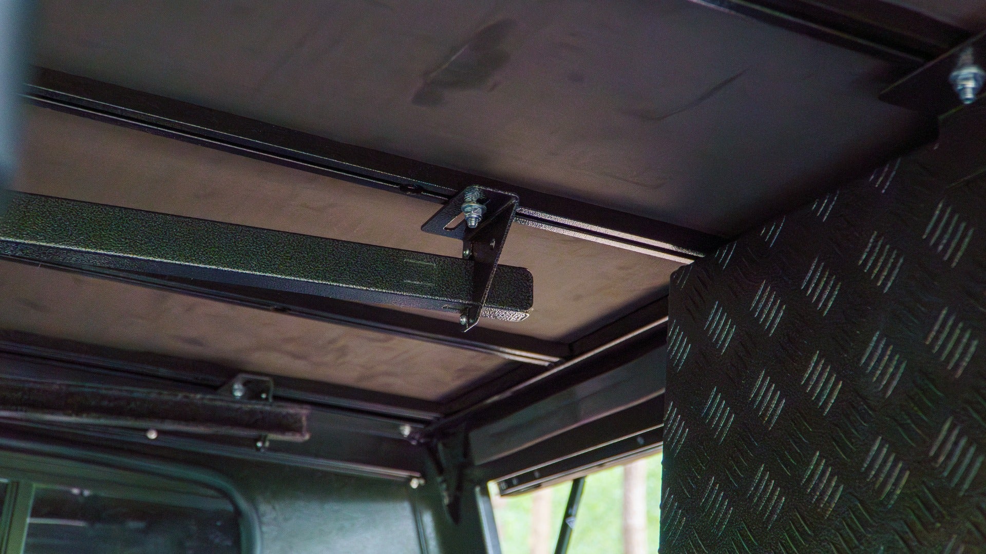 Bushtech Tischhalter