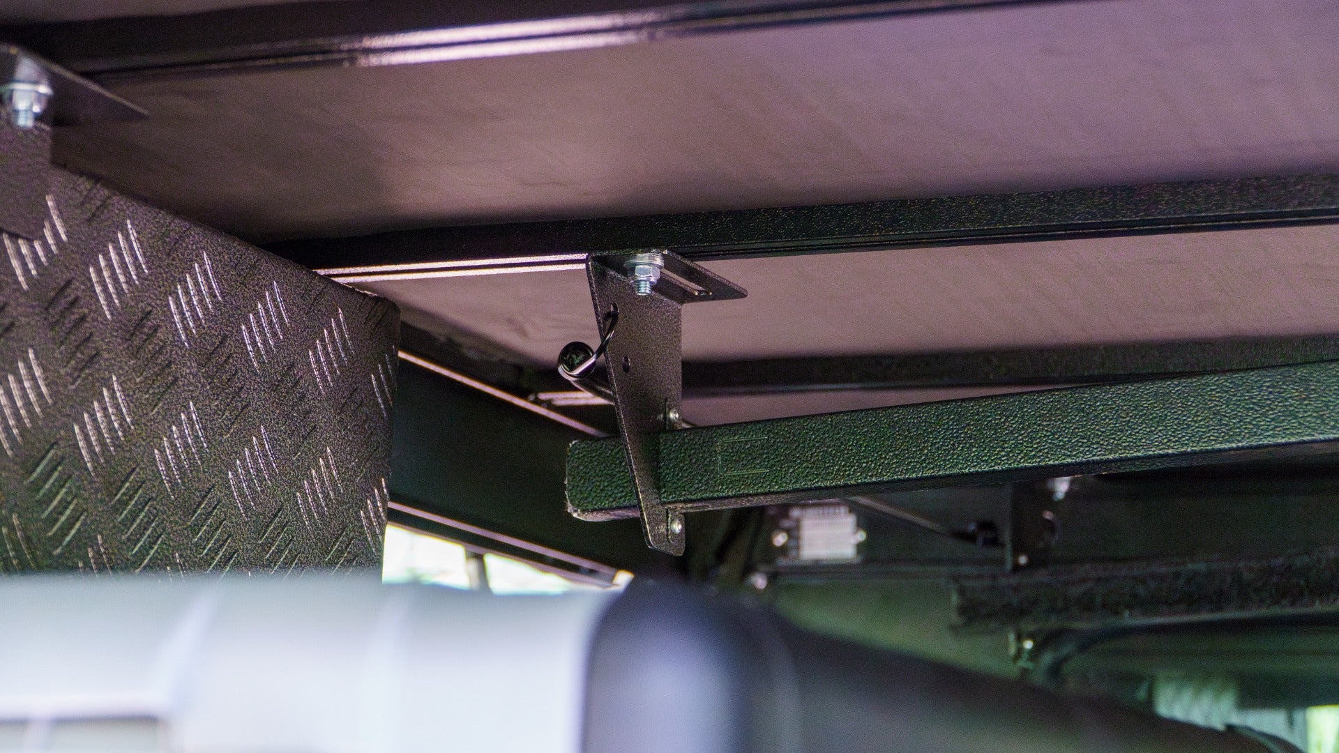 Bushtech Tischhalter