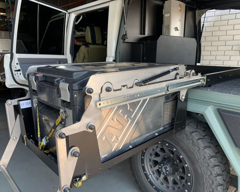 Quick Pitch Ausziehbarer Kühlschrankauszug Extra Groß